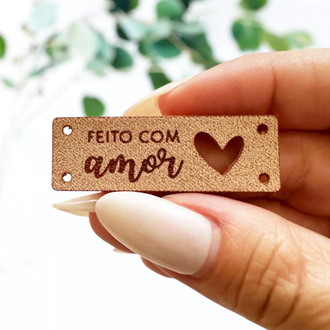 Etiqueta Tecido Camurça 4,5x1,5cm - "Feito com Amor" (Ref 06) Sem personalização - comprar online