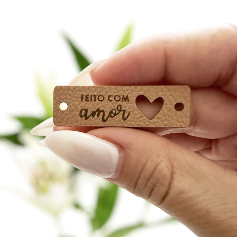 Etiqueta Sintética Tradicional 4,0x1,2cm - "Feito com Amor" (Ref 05 B) Sem personalização - comprar online