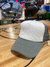 Trucker Poliéster Frente Blanco // GRIS TOPO