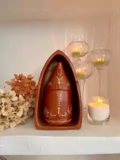 Escultura em cerâmica Nossa Sra Aparecida com oratório M - Neguinha e Nanai