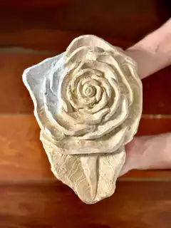 Flores de parede em pedra sabão - comprar online