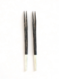 Garfo para petiscos em estipe de palmeira e osso - kit com duas unidades