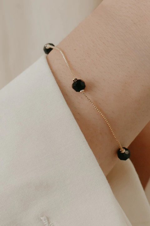 Pulseira de contas pretas