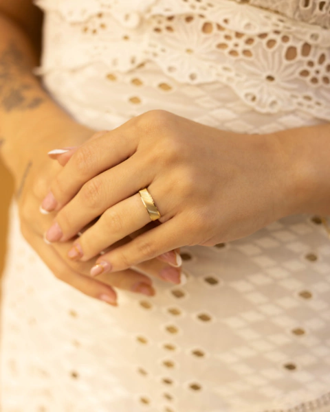 Par de alianças riscada grossa 5mm ouro 18k - comprar online