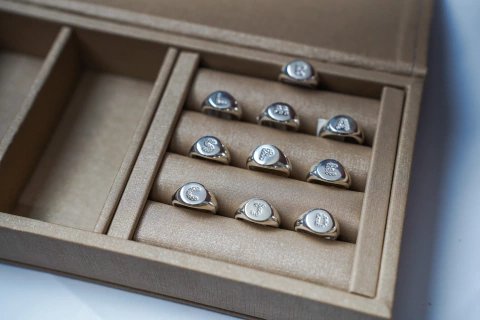 Anel letra inicial - comprar online