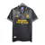 Camisa retrô do Manchester United, modelo preto e amarelo, usada entre 1993 e 1995, com detalhes em azul e logo da Umbro.