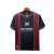 Camisa retrô do West Ham x Iron Maiden de 2011, com detalhes em vermelho e preto e estampa da banda Iron Maiden.