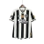 Camisa do Botafogo I 2024/25 com listras pretas e brancas, estampada com patches da Libertadores 2024 e logotipo do patrocinador Pari Match.
