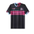 Camisa retrô preta do West Ham com detalhes em azul e vermelho, estampada com o nome Iron Maiden.