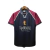 Camisa retrô do West Ham x Iron Maiden de 1999, com detalhes em marrom e logo da banda na frente.