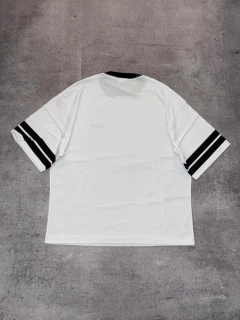 Remera boxy brt cuello negro studios en internet