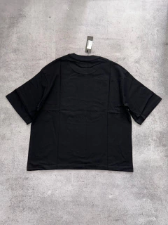 Remera boxy fit valker negra en internet