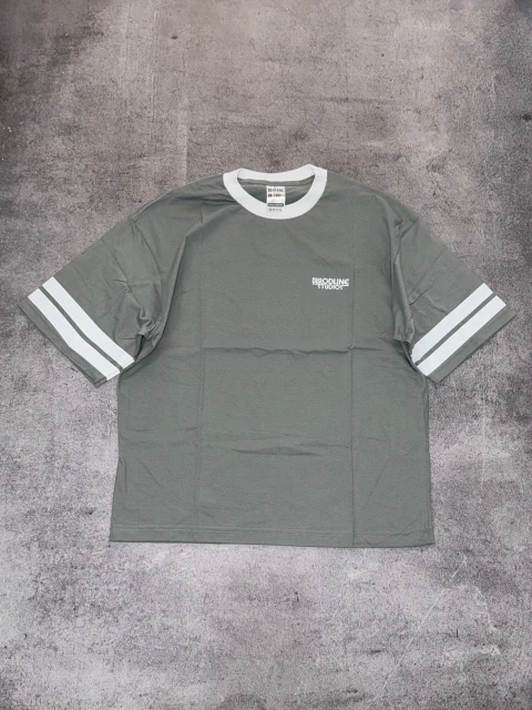 Remera boxy brt cuello blanco studios - comprar online