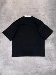 Remera boxy brt negro cuello blanco 46 en internet