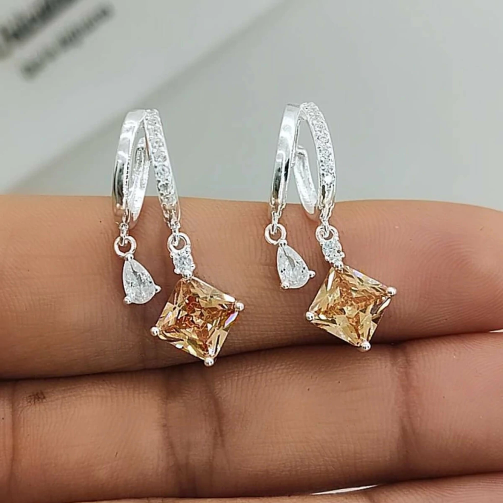 Aros de plata huggies con colgante