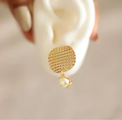 Brinco Chapa Redonda Dourada e Pérola - comprar online