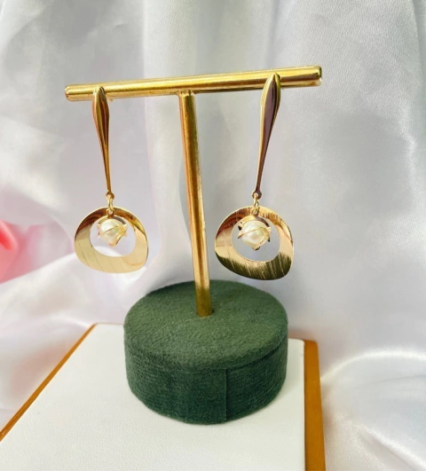 Brinco Pêndulo Círculo Dourado com Pérola