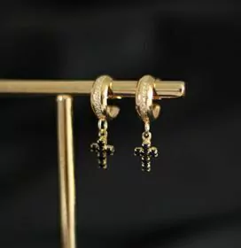 Argola Pingente Cruz Preta