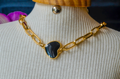 Choker Corrente Dourada com Pingente Coração Branco e Coração Preto - loja online