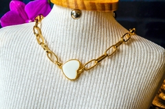 Choker Corrente Dourada com Pingente Coração Branco e Coração Preto - comprar online
