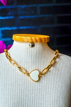 Choker Corrente Dourada com Pingente Coração Branco e Coração Preto