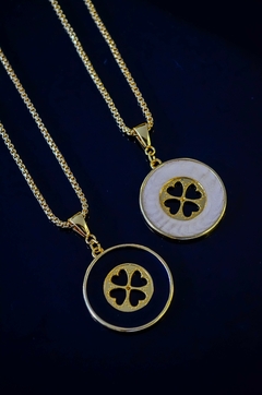 Colar Semijoia com Medalhão Trevo Vazado Dourado e Preto ou Perolado na internet