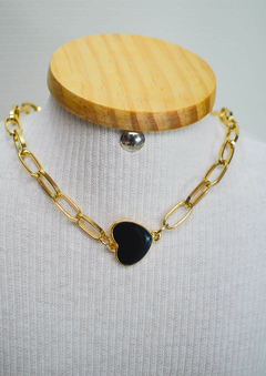 Imagem do Choker Corrente Dourada com Pingente Coração Branco e Coração Preto