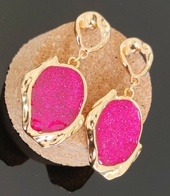 Brinco Medalha Dourado com Glitter Rosa