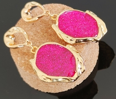 Brinco Medalha Dourado com Glitter Rosa - comprar online