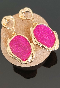 Brinco Medalha Dourado com Glitter Rosa na internet