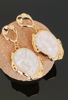 Brinco Medalha Dourado com Resina Pérola - comprar online
