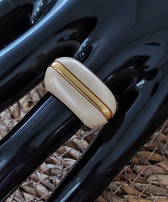 Anel Acrílico Perolado com Ouro Abertura 18mm