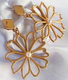 Brinco Flor Vazado , Miolo Pérola - comprar online