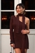 Vestido corto tejido con una manga, en color marron