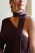 Vestido corto tejido con una manga, en color marron