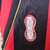 Detalhe do selo de autenticidade da camisa AC Milan 1 2006 Adidas, em vermelho e preto.