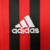 Logotipo da Adidas em uma camisa vermelha e preta do AC Milan de 2011.