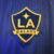 "Escudo do LA Galaxy na camisa reserva, temporada 2025."
