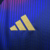  "Logo da marca Adidas na camisa reserva do LA Galaxy, temporada 2025."