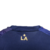  "Detalhe da nuca da camisa reserva do LA Galaxy, temporada 2025, com a inscrição 'L.A'."