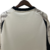 "Detalhe da nuca da Camisa NY Red Bulls 2025 - Stone Kit em cinza"