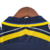 Detalhe da gola da camisa retro do Parma, azul marinho com detalhes amarelos.