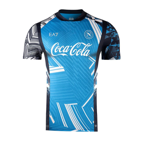Camisa pré-jogo do SSC Napoli 2024 nas cores azul e branca, com estampa gráfica e logotipo da Coca-Cola.