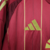 Detalhe da camisa 1 da AS Roma 24/25, com o logo da Adidas em destaque.