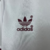 Logotipo da Adidas em uma camisa branca retro da AS Roma de 1992.