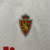 Emblema bordado da camisa retro do Real Zaragoza de 1992, da Adidas, com um leão e uma coroa.