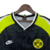  Detalhe da Gola em V com Detalhes Amarelos e Brancos da Camisa Borussia Dortmund Retrô 1995 Nike Preto