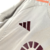 Detalhe do logo da Adidas em uma camisa AS Roma 2 24/25 na cor branca.