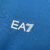 Logotipo EA7 em destaque em uma camisa azul do SSC Napoli 24/25.