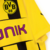 Camisa retrô do Borussia Dortmund de 2012, nas cores amarelo e preto, com logo e detalhes da marca Puma.
